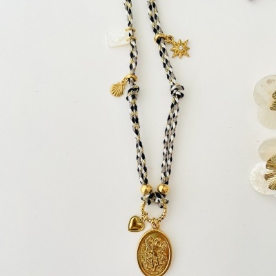 Colar com pendentes dourados e cordão trançado preto e branco