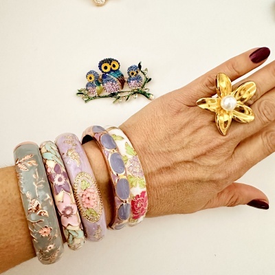 Pulseiras florais, anel dourado com pérola, broche corujas decorativas