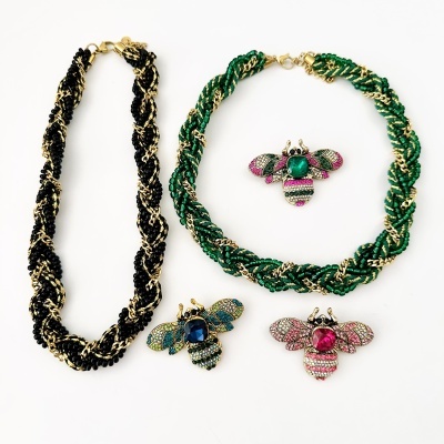 Conjunto de colares torcidos e broches de abelha coloridos com pedras