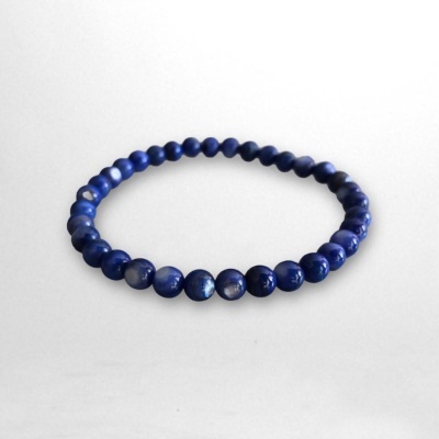 Pulseira de contas redondas azuis em fundo branco