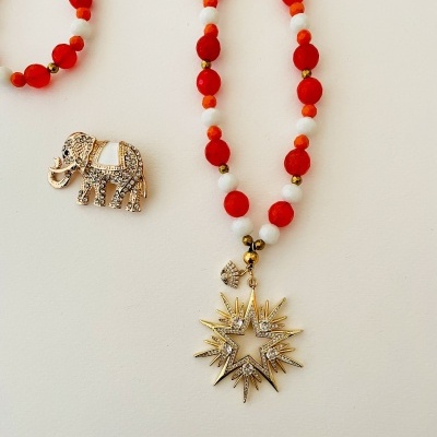 Colar colorido com pendente estrela dourado e pendente elefante dourado
