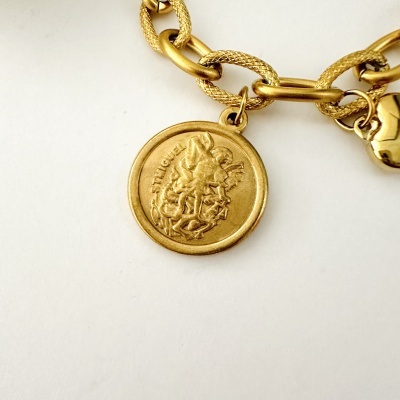 Pulseira dourada com medalhão redondo e corrente texturizada