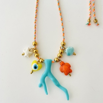 Colar com pendentes coloridos e cordão trançado multicolor