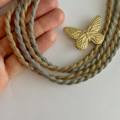 Colar trançado metálico dourado, prateado e bronze com pingente borboleta dourado.