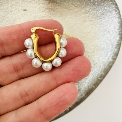 Brinco dourado com pérolas e prato prateado