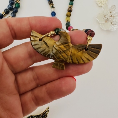 Colar com contas coloridas e pendente de pedra em forma de pássaro