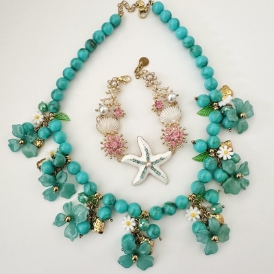 Colar azul com flores e pulseira com pingentes de estrela-do-mar, conchas e pérolas