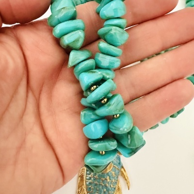 Colar de pedras turquesa e contas douradas com pendente dourado e verde