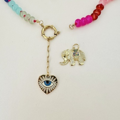 Colar com contas coloridas e pendentes em forma de coração com olho azul e elefante brilhante