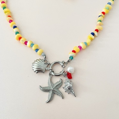 Colar colorido com contas e pendentes marítimos em fundo branco