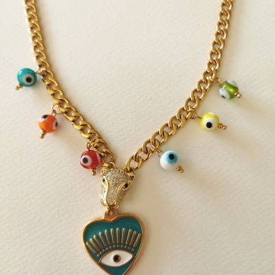 Colar dourado com pendente em forma de coração e contas coloridas de olho