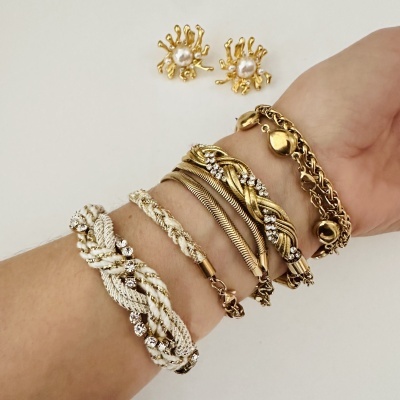 Pulseiras douradas e brancas com strass e brincos dourados com pérola