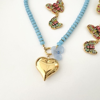 Colar azul com pingente de coração dourado e brincos dourados de borboletas coloridas