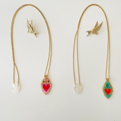Colares dourados com pingentes de coração coloridos e broches de pássaros
