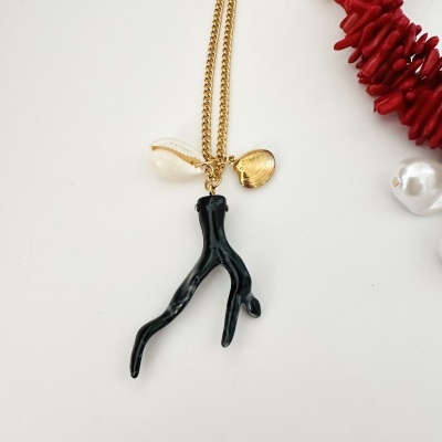 Colar com pendentes de concha branca, concha dourada e galho preto em fundo branco