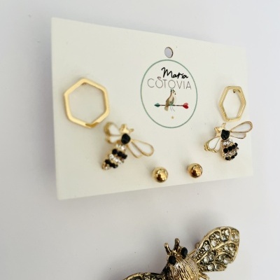 Conjunto de brincos com abelhas douradas e argolas hexagonais