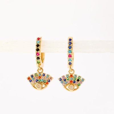 Brincos de argola dourados com pendentes de olho e pedras coloridas