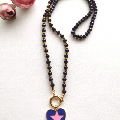 Colar com contas pretas e douradas e pendente de coração azul com estrela rosa