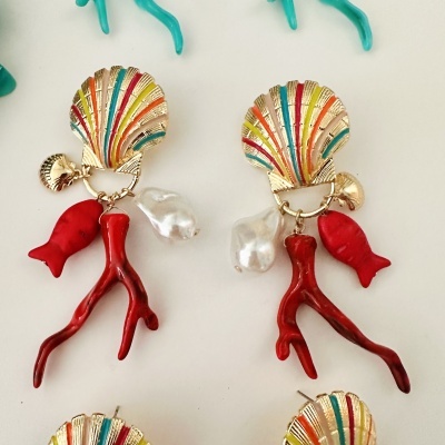 Brincos coloridos com concha dourada, coral vermelho, peixe vermelho e pérola branca.