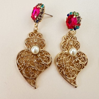 Brincos dourados com pérola e pedras vermelhas e coloridas