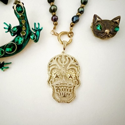 Colar dourado de caveira, broche de gato com olhos verdes e broche de lagarto verde com pedras