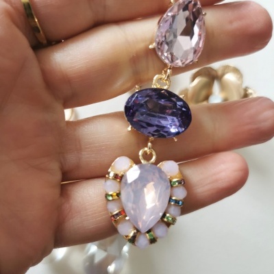 Brinco pendente com pedras coloridas e estrutura dourada