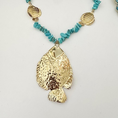 Colar com pedras turquesa e pendentes em metal dourado em forma de peixes
