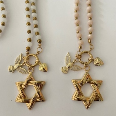 Colares com contas e pendentes dourados em forma de Estrela de David, pomba e coração.