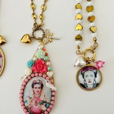 Colares com pendentes de retrato de Frida Kahlo com decoração floral e contas em fundo branco