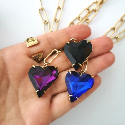 Colares com pingentes de coração azul, roxo e preto e correntes douradas