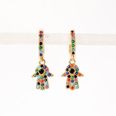 Brincos mão Hamsa dourados com pedras coloridas