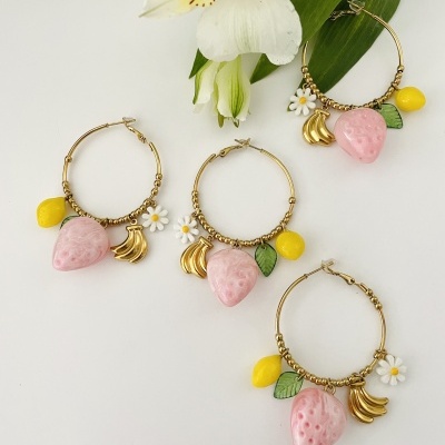 Brincos argola dourados com pendentes coloridos de frutas e flor