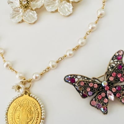 Colar com pendente religioso dourado e borboleta colorida, brincos florais brancos com metal dourado