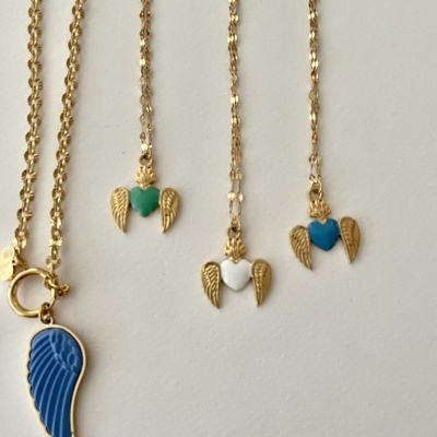 Colares dourados com pendentes em forma de asas e corações coloridos