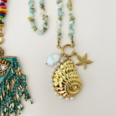Colar com concha dourada, pérolas e estrela do mar pendentes