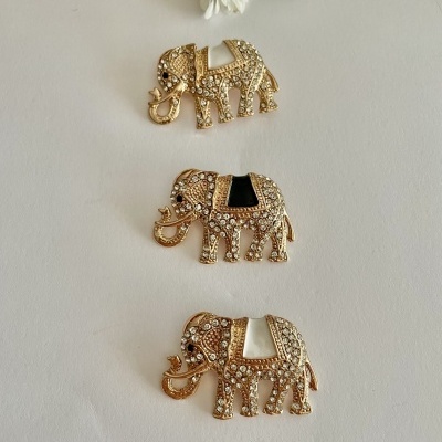 Broches dourados de elefante com pedras e detalhes coloridos