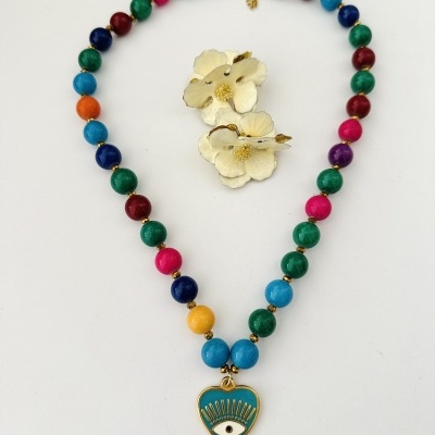 Conjunto de colar colorido com pingente de olho e brincos flor creme com detalhes dourados em fundo branco