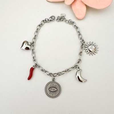Pulseira prateada com pendentes de coração, pimenta, olho, lua e sol