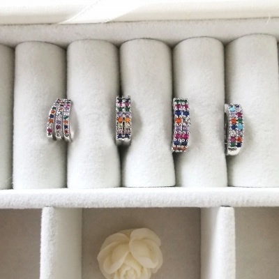 Conjunto de anéis em caixa de veludo branco com pedras coloridas