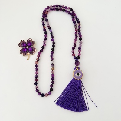 Colar de contas roxas com pendente de olho e franjas roxas, broche de trevo com pedras roxas
