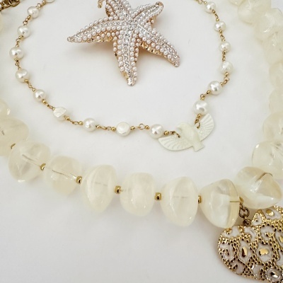 Gargantilha, colar com pássaro branco e broche estrela-do-mar com pérolas