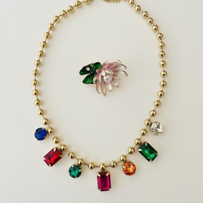 Colar dourado com pedras coloridas e broche flor rosa e verde