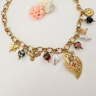 Colar dourado com contas coloridas e pendentes variados