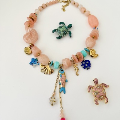 Colar artesanal com pendentes marinhos e dois broches em forma de tartaruga