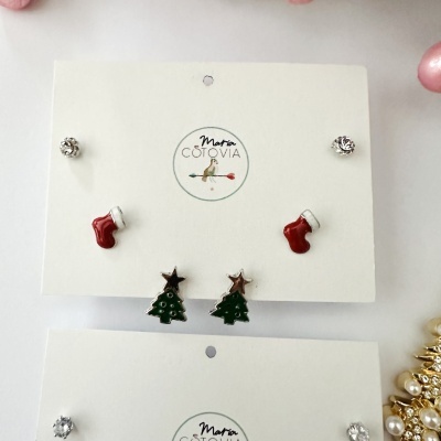 Brincos natalícios em cartão branco com pedras, botas vermelhas e árvores de natal