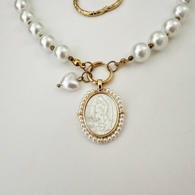 Colar de pérolas brancas com pendente oval dourado e coração de pérola