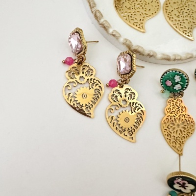 Brincos dourados com pedra rosa e pendente recortado com padrão floral