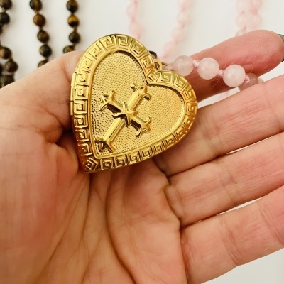 Colar com pendente de coração dourado com cruzes e contas de pedra rosa e castanha