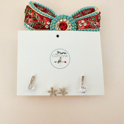 Conjunto de brincos com pedras e estrelas do mar em cartão branco com laço decorativo colorido