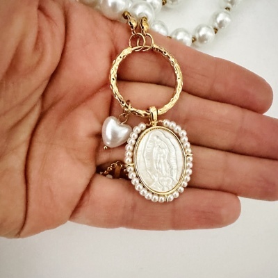 Colar com medalha oval dourada com relevo e borda de pérolas, pendente coração branco, cadeia de pérolas